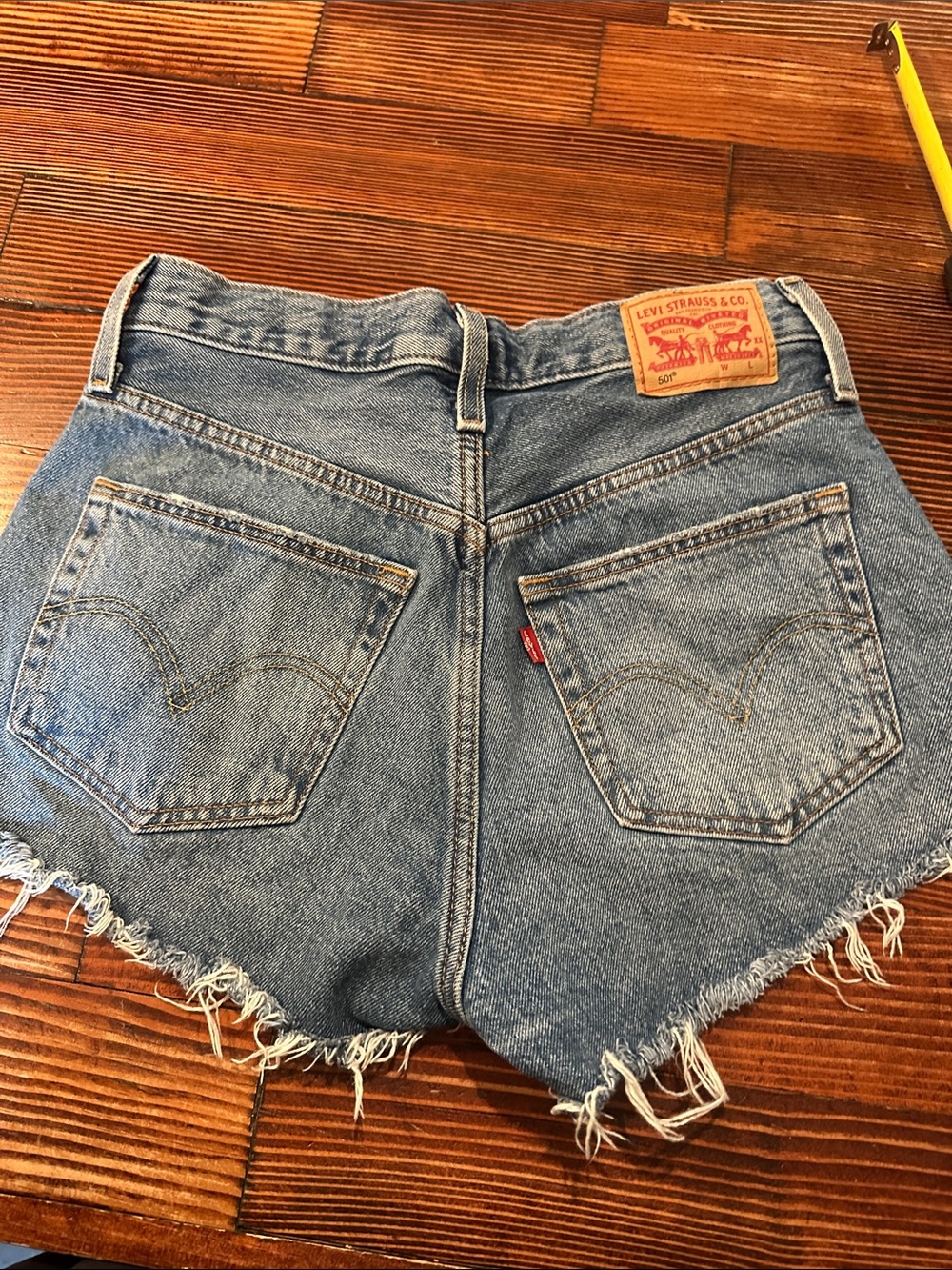 Levi's Premium 501 Original Distressed Cutoff Denim Shorts Light Wash Size 26 - Picture 7 of 9